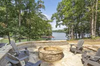 On the LakeLake Living is all about the Lake views, sunsets and the dock! Forsyth County 호텔