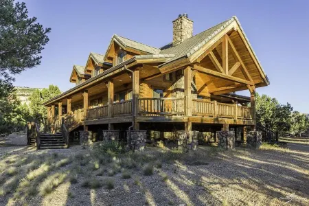 Sugar Knoll Lodge / 3 Story, 5bdr, HOT TUB, East Zion, Bryce and Grand Canyon