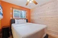 Cozy Cabin & Hot Tub Pet Friendly with AC and Fast WiFi in Duck Creek Village - シャレー