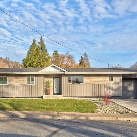 3 Bedroom, 2 Bath, Clean, Bright, Modern Space, in a Quite, Modest Neighborhood