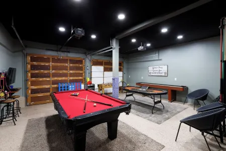 🐻FamilyCabin🍿TheaterRoom🎱GameRoom🔋EVCharger 🐶PetFriendly