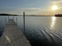 Vintage 1920s Speakeasy Cabin Overlooking the Sandy Shores of Swan Lake! イタスカのホテル