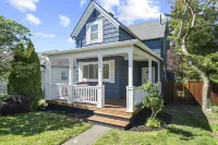 The Reddish House: 6th Ave, UPS, UW, Ruston - balcony