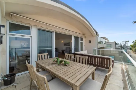 Stunning ocean view home off Gaviota Dr in Laguna just a stones throw from beach Отели в г. Лагуна-Бич