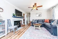 3 Queen Beds, 2 Min to Fairgrounds, Fenced Yard -  Privatzimmer