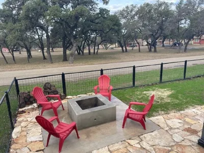Cozy Cottage in delightful Johnson City, Texas Hotel dekat Lyndon B. Johnson Boyhood Home