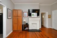 Comfy Cottage ✨ Minutes From Main St, Fenced in Backyard✨🏡