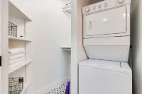 NEW Modern studio with Murphy bed & free parking!
