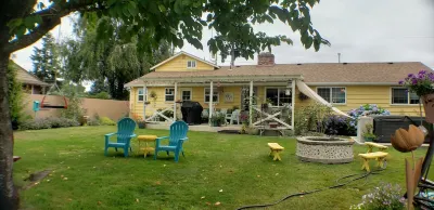PRIVATE and PEACEFUL living unit, with a view of Mt. Rainier. Close to downtown. Hotels near Safeway