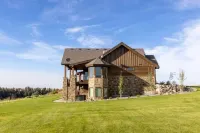 Elegant Grand Cabin w/ Hot Tub