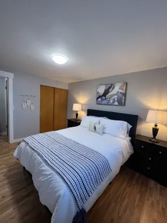 Lakeside Vibes- Relaxed 3 bdrm, view home - Lake Tapps- Pool Table - Corn hole-