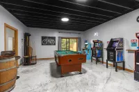 The Redwood Soiree, Hot tub, fast Wi-Fi, gym, arcade room and more