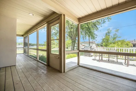 Charming Waterfront 4-bedroom house with AC and WiFi with Amazing Views!