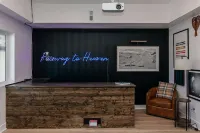 Ski&Tee Mountain Chalet: modern retreat w/ golf simulator, hot tub, & game room