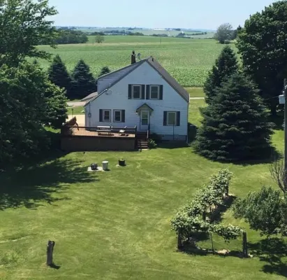 Cozy Farmhouse Retreat, Climb lighthouse, Acres to explore, Dogs ok, Amenities!