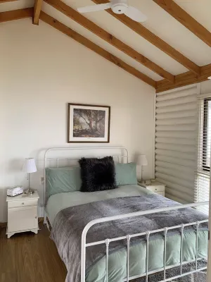 Two Fat Ponies (formerly Se7en On Sevenhill) - "The Sunrise Cabin"