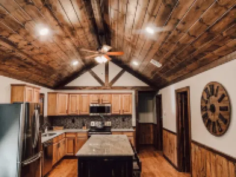 The Rustic Gem!! 3 Bedroom/2 Bath House