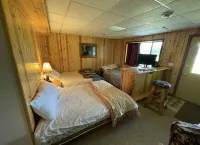 Lakefront 4 Bedroom Cabin