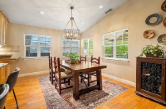 Luxury 2 blocks Downtown Square with a POOL, 2Bdrm, 2Bath Modern Large Bungalow