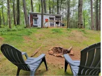 Chipmunk Chalet Tinyhome, nestled in the Chattahoochee National Forest w/hot tub
