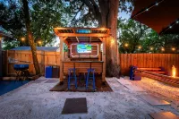 Sleeps 15/ Private Beach & Heated pool /mins to Tampa /Bush Gardens/ Buccs/ Zoo Hotels in Lake Magdalene