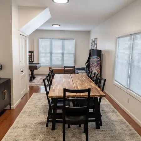 Cozy & Fun! Hot Tub - Arcade - Pool Table - 75 43" TV