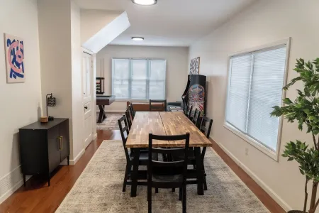 Cozy & Fun! Hot Tub - Arcade - Pool Table - 75 43" TV