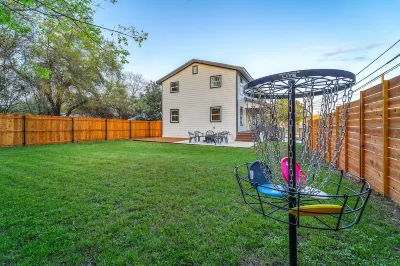 Hickory House - Family/Group and Pet-Friendly Retreat Near Lockhart Square!