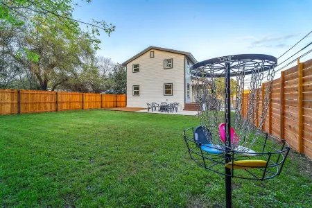 Hickory House - Family/Group and Pet-Friendly Retreat Near Lockhart Square!