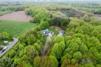 Gorgeous private farmhouse! Heated pool, hot tub & barn in winter. Sleeps 25