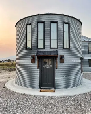 Unique stay in a modern grain bin home 2 miles from the famous hot pools!