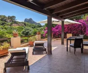 Ferienhaus in Ruhiger Lage mit Riesiger Terrasse mit 2 Schlaf- und 2 Badezimmern