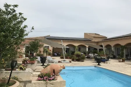 Gemütliche Ferienwohnung, Ideal für 2 Personen, Große Terrasse und Swimming-pool Отели в г. Арль