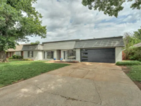 North OKC - Large, Modern Home with Pool and Game Room Hotels in 