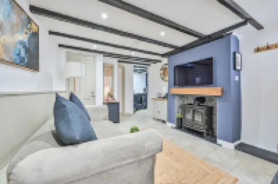 Luxury Couple's Getaway With River Views and Parking in the Heart of Polperro