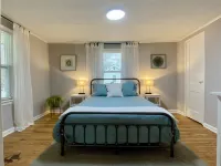 Quaint 2 bed 1 bath cottage style home Hotels near Paul J Ciener Botanical Garden
