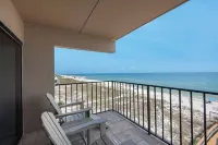Awesome Place on Beach! Shops & Restaurants Close by!See Note on Sept-Dec Stays