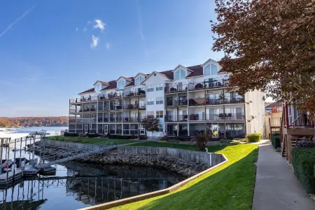Amazing view of lake from water-front condo! Close to Ballparks National.