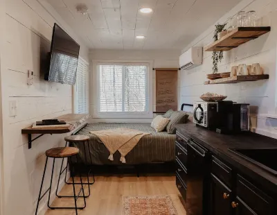 New Unique Shipping Container Home near Fall Creek Falls State Park The Adventure Guild 주변 호텔