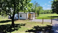 The charming Scissortail Farmhouse on land with hot tub minutes from downtown! - Homestays