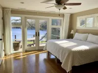 Lakeside luxury: beautiful, relaxing 4 bedroom home Hotel di Trumbull