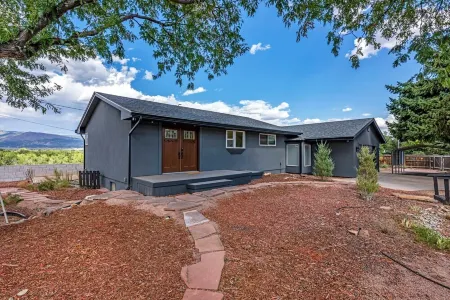 Beautiful home on the bluff overlooking river and mountain views with hot tub!