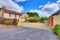 Stien Oasis: Heated Indoor Pool Oasis With Theater, Bar&Tennis Court. Hotels in Beaver Township