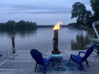 "Lake Front Point" Retreat located in quiet cove of Lake Wylie Hotels in South Point