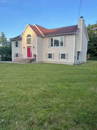 Experience luxury shopping paradise! 4-Bedroom Home & 7 mins to Woodbury Commons