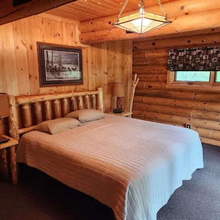 cozy lake house, full log cabin on beautiful shell lake, w/ wonderful loft. Отели в г. Шелл Лейк
