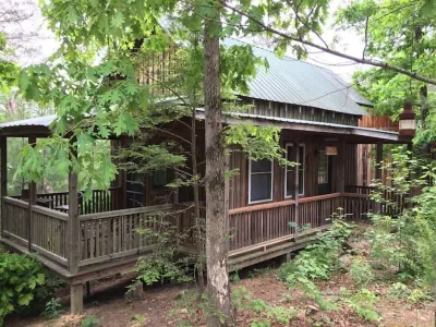 Cabins at Brush Creek Mtn-Bear Den Hotel dekat Brandywine Creek Steakhouse & Tavern