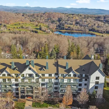 New Renovated 3BR/4BTH Condo Sleeps 10 Gym Heated Pool Walk to Stratton Mtn