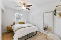 Leesburg Hideaway- King Bed + Private Backyard