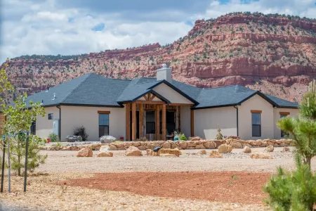 Kanab Getaway Red Mesa Ranch, Near Zion, Stunning Red Rock & Starry Night Views!